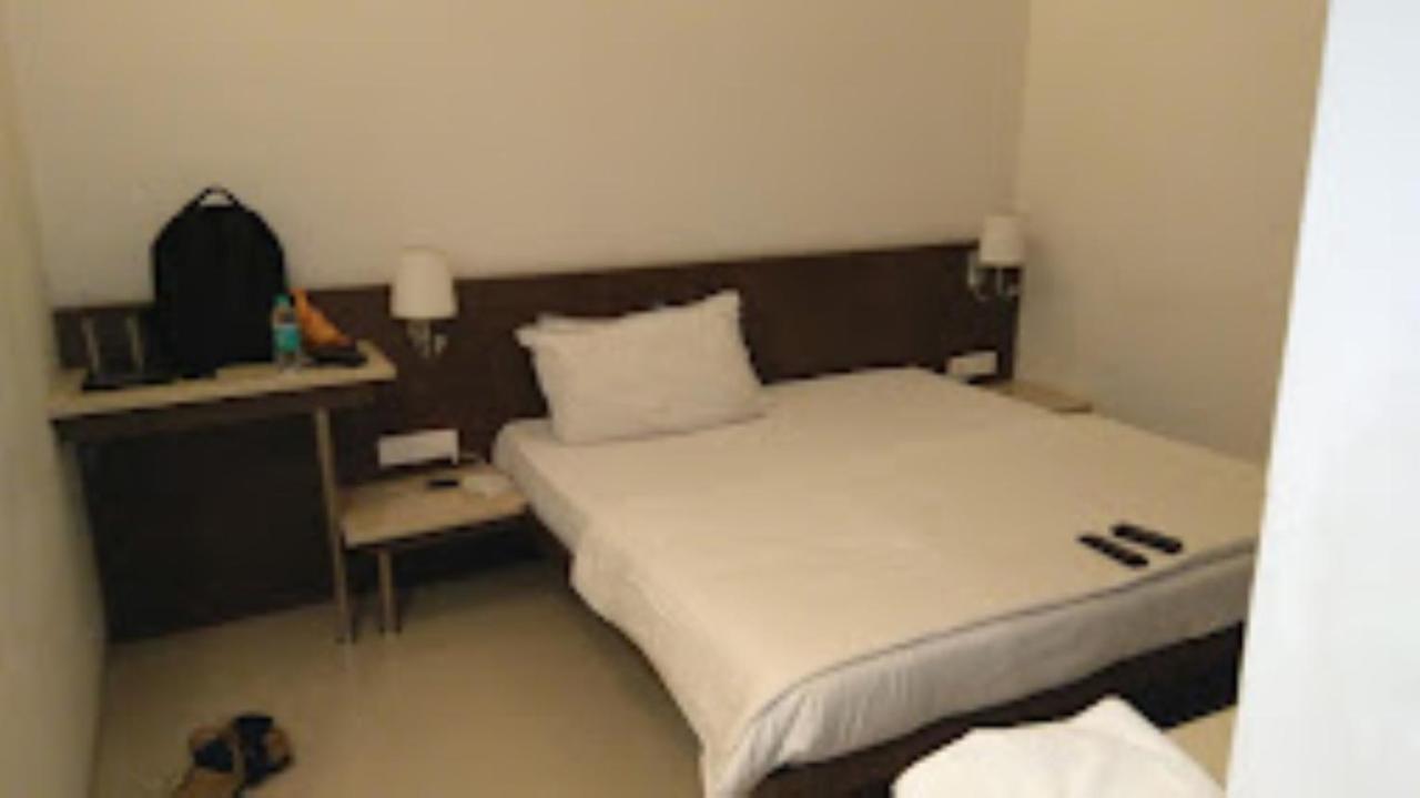 Hotel Sai Saya,Nashik Zewnętrze zdjęcie
